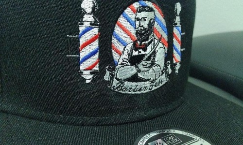 Boné personalizado com logo frontal
