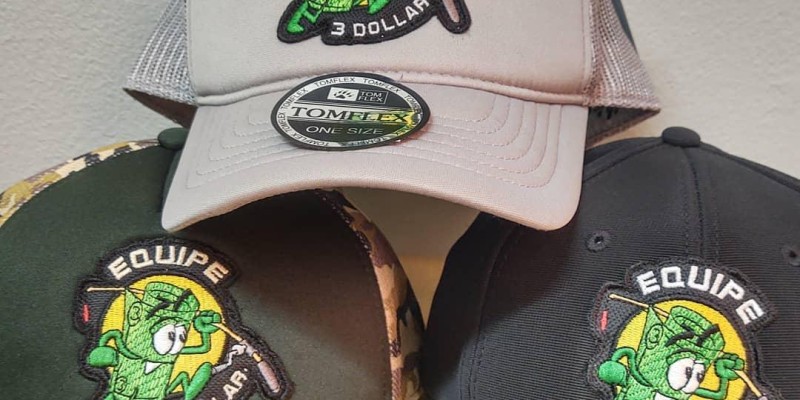 Boné com aplicação de pacths em nylon 600