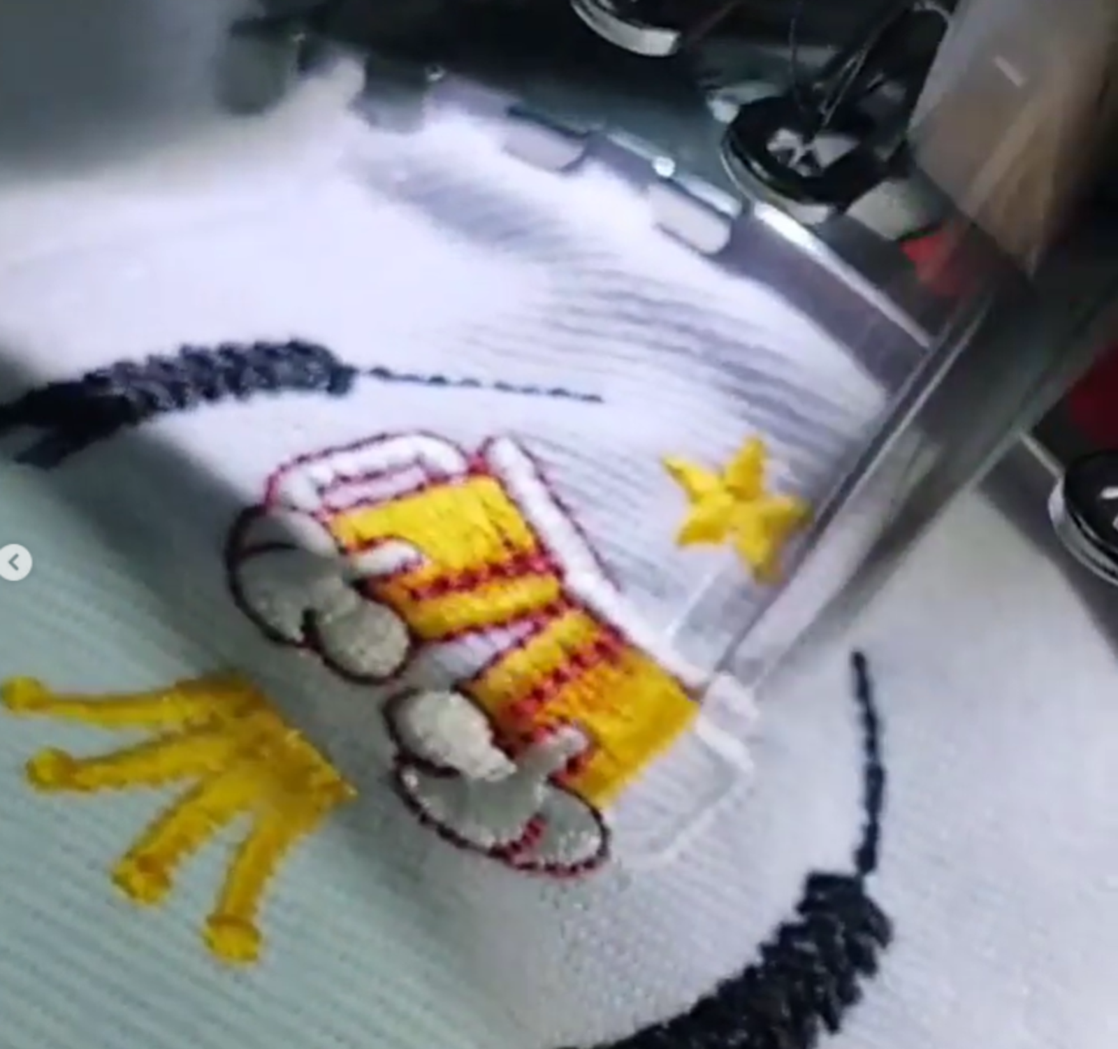 Bordado em lateral de boné 